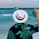 Tan Beiman Protección solar Viajes Sombrero de paja Temperamento para hombres Gat, sombrero de playa de playa de verano, viento, protección solar, gorro de vaquero, protección solar, sombrero de playa [blanco] mejorado con ala ancha, transpirable y sin relleno de luz de tejido de paja suave y resistente al desgaste