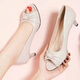 Huilijun High Talons pour les femmes 2025 Été Nouvelles sandales en cuir souple pour les femmes Summer Mid-Heel Slim Fashion Travail polyvalent de poisson bouche bouche à la bouche à l'origine blanc 34