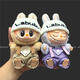 Labubu Puppenkleidung Cola Labub Blind Box Plüsch Puppe Pendant Doll Kleidung Ein, zwei, drei Generationen Overalls setzen nur Puppenkleidung-Schwarz-Dreiecksmarke Overalls Black Labubu