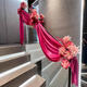SANQIHU MARDAY ESTAIRCAS HANDRAIL Decoration Salle de mariage Salle Set Engagement Homme Homme Supplies de mariage Indoor Collection de mariage B3892-BIG RED Red Pearlescent Ice Silk Fabric 4 mètres