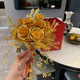 Cup Horse Chinese Style Bride Hochzeit Halten Blumen Golden Rose Hochzeit Geschenk Hochzeit Handgefertigte DIY XIUHE GESCHINNEN Best Freund Thorn Rose --- Fertiges Produkt + transparente Geschenkbox + Geschenktüte