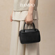 Украшение Banpo (Bampo) Первый слой Cowhide Small Boston Bag Counter Новая подлинная кожаная легкая роскошная рукавая ручная ручная сумка для ручной работы с однорубежной сумкой для женщин 520 Подарки Poria White 112