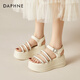 Daphne (Daphne) Sandalias de correa de suela gruesa para mujeres en verano 2025 Nuevo romano zapatos de esponja casuales cuña zapatos de playa elevados para mujeres beige 37