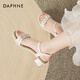Sandales de Daphne pour femmes 2025 Nouvelle jupe de tenue d'été avec de beaux talons hauts pour les chaussures pour femmes avec des talons épais à bout ouvert sur blanc 36
