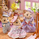 Familles sylvaniennes famille de chat rayées jouant à la maison des jouets de la maison chinoise