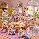 Familles sylvaniennes famille de chat rayées jouant à la maison des jouets de la maison chinoise