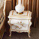 Dingbai French Palace Massive Holz Nachttisch Villa Großer Flachniveau Master-Bett Lounge Locker European Handgeschnitzte Nachttisch Off-White-Nachttisch [670*450*695 mm]