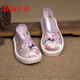 Tian Jie neuer chinesischer Stil, tausendschichtige alleinige alte Peking-Stoffschuhe, chinesische Stil von Frauen im chinesischen Stil, handgemacht mit Blumenstüchern, einen Fuß, leichte Mund-Frauen-Schuhe, bestickter Schmetterling V-Mouth 34 34