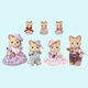 Familles sylvaniennes famille de chat rayées jouant à la maison des jouets de la maison chinoise