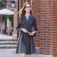 Baitu Betu Frauenkleidung 2025 Herbst neues Kleid mit High-End-Sinn Spleißen gefälschter zweiteiliger Gürtelrock 2508T83 Dunkelgrau M.