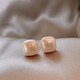 Small sugar cube imitation pearl earrings for women, 2025 new popular earrings, light luxury, high-end, elegant and atmospheric earrings, gold, 1 pair of earrings