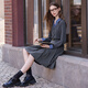 Baitu Betu Frauenkleidung 2025 Herbst neues Kleid mit High-End-Sinn Spleißen gefälschter zweiteiliger Gürtelrock 2508T83 Dunkelgrau M.