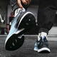 Nuevos zapatos deportivos de verano Autumn e invernal de otoño e invierno botón de giro Running Zapatos ultra ligeros Atacos y zapatos transpirables Hombres 9887 LIGHTA AZUL [superficie de cuero] 42