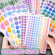 Bunte Polka-Dot-Aufkleber für den Kindergarten, blanko, handbeschreibbar, bunte Polka-Dot-Etiketten, rund, selbstklebend, selbstklebende Aufkleber, kleine Größe, kleine Punkte, kleine Etikettenaufkleber, selbstklebend, rund, 8 mm Farbe, 1 Packung/insgesamt 675 Aufkleber (alle Arten von Stiften können beschrieben werden)