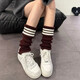 Piles of striped knitted socks that won’t fall off, keep warm, show off slim legs, are versatile, mid-length, can be paired with snow boots, thick yoga pants, white