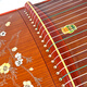 Dunhuang Brand Guzheng 689l est plein d'une auspiosité colorée, de dix miles de brise de printemps, des débutants jouent de