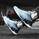 Nuevos zapatos deportivos de verano Autumn e invernal de otoño e invierno botón de giro Running Zapatos ultra ligeros Atacos y zapatos transpirables Hombres 9887 LIGHTA AZUL [superficie de cuero] 42