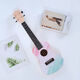 Hochwertige Ukulele-Anfänger, erwachsene weibliche und männliche Internet-Berühmtheit können kleine Gitarre 23-Zoll-Graffiti Purple Paket zwei spielen