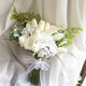 La novia del Dragon Boat Festival de Magic House sostiene flores y obtiene propuestas de bodas y obtiene un certificado de matrimonio y tiene flores y toma fotos y accesorios. Bouquet simulado de color de champán contiene flores [producto terminado]