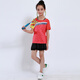 Schnelltrocknende Kinderbadminton-Anzüge für Jungen und Mädchen kurzärmelige Sommer-Grund- und Sekundarschüler Tisch Tennis Uniformen Training Uniformen Team Sportswear-Wettbewerb Team Uniformen Running Clothers Shorts Group Drucken Kinderkleidung 3880 Rot (mit schwarzen Röcken und Hosen) XL Größe