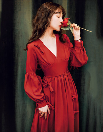 沙漠红裙旅游很仙的法国小众酒红色法式复古灯笼袖连衣裙海边度假长裙