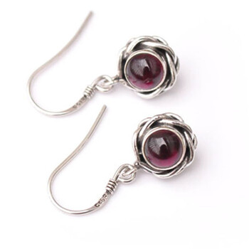 宝石耳坠石榴石耳坠太姥姥传下的耳坠上襄有红宝石一样的东西 是真的吗