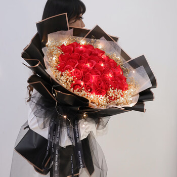 白色满天星 52朵红玫瑰 大束手捧花 干花包