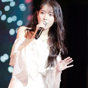 iu同款衣服李知恩iu挂脖露肩一字领白色蕾丝甜美上衣百褶短裙两件套