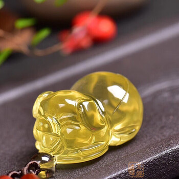 老凤凰黄水晶小猪吊坠属虎六合贵人猪项坠猪挂件