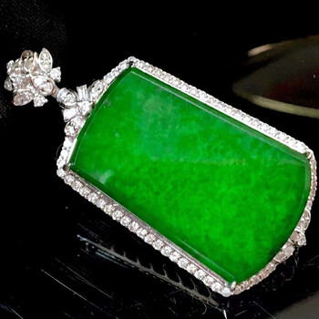 月亮阿姨辣色阳绿平安无事牌翡翠吊坠18k镶嵌缅甸翡翠女款送老婆送