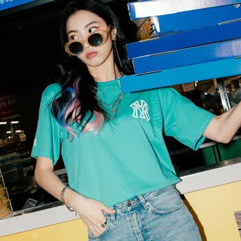 mlb美职棒女装上衣 2021春夏新款女子涂鸦宽松ny洋基队星球短袖t恤衫