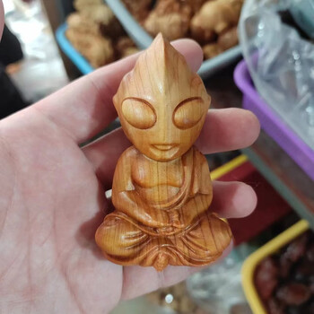 汀若绿檀木雕迪迦奥特曼手把件实木雕刻工艺卡通男童生日礼物装饰摆件