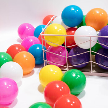 球儿童游乐场小彩球幼儿园玩具球彩色七色白色55cm环保加厚50个网袋