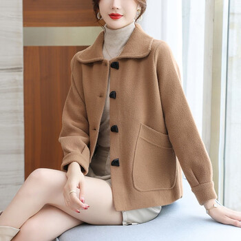 奥洛黛娅兹奈儿流行女士保暖短外套洋气装新款秋冬上衣毛衣女厚卡其