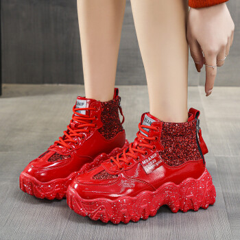 红色运动鞋搭配图片女图片