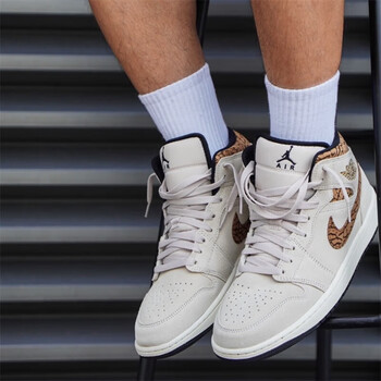 耐克(nike)板鞋男鞋春夏季新款air jordan 1 mid se实战篮球休闲鞋