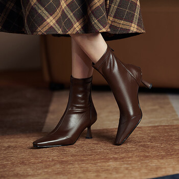 卡 迪高档品牌鞋进口品质咖色小短靴女法式高跟尖头细跟2022秋款新款