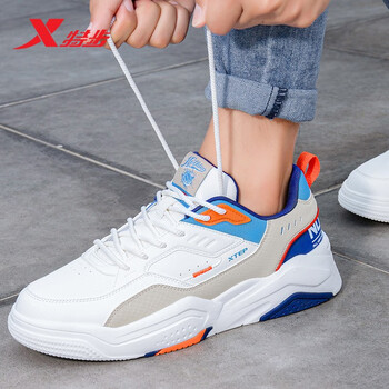 特步板鞋男鞋2023春季新款休闲鞋子潮皮面防水男士小白鞋子运动鞋帆白