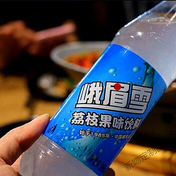 60峨眉雪果味荔枝味汽水碳酸饮料四川乐山峨眉山特产50012瓶500毫升