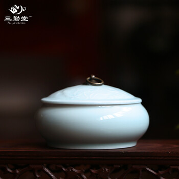 
                                        三勤堂 茶叶罐陶瓷茶仓 景德镇茶具青瓷密封普洱茶罐茶叶包装礼盒 荷花铜扣茶叶罐                