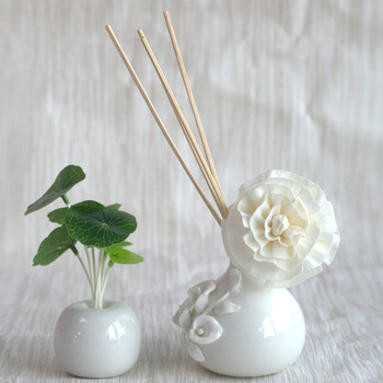 
                                        无火香薰精油套装 室内摆件香薰精油 花瓶生日礼品套装 白瓷雕花瓶 玫瑰                
