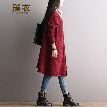 
                                        璞衣 秋冬新款大码女装 文艺压花圆点棉针织开衫长袖风衣中长款外套 8039 酒红 L                