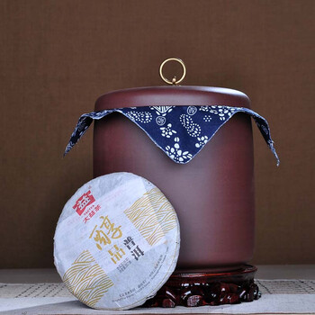 
                                        茗露 茶叶罐 宜兴紫砂茶叶罐醒茶罐 大号七子饼罐 普洱茶罐茶饼罐宜兴紫砂茶叶罐 醒茶罐 茶 紫泥七饼铜扣款                