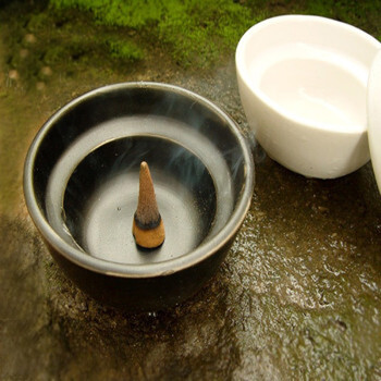 
                                        瓦纳（vanare） 塔香 印度香薰套装-锥香沉香-老山檀香 套装二(8香+2炉+1瓶)                