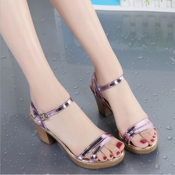 新品美女凉鞋潮流中跟高跟镜面女鞋凉鞋女中跟时尚透气粗跟女鞋夏季优