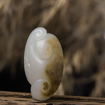 苏工玉雕名家李荣云和田玉籽料《灵芝》2.8g【苏州玉石文化行业协会】