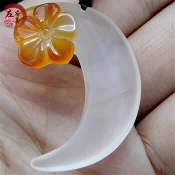 左右美 玛瑙玉髓月牙吊坠女款玉石小玉坠俏色挂件 礼物