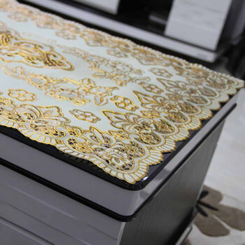 
                                        盛宝茶几布烫金色茶几垫pvc桌布欧式餐桌垫隔热垫 富贵-60X120cm                