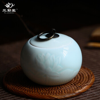 
                                        三勤堂 茶叶罐陶瓷茶仓 景德镇茶具青瓷密封普洱茶罐茶叶包装礼盒 荷花铜扣茶叶罐                
