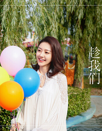 【品质优选】趁我们还年轻同款黄梦莹纪绚丽白色上衣v领百褶很仙的